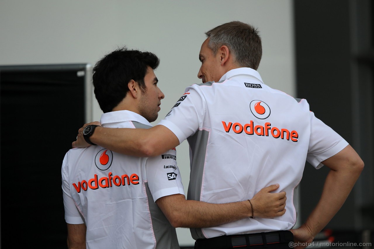 GP CINA, 13.04.2013- Prove Libere 3, Sergio Perez (MEX) McLaren MP4-28 e Martin Whitmarsh (GBR), Chief Executive Officer Mclaren
