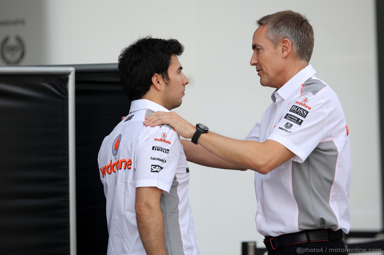 GP CINA, 13.04.2013- Prove Libere 3, Sergio Perez (MEX) McLaren MP4-28 e Martin Whitmarsh (GBR), Chief Executive Officer Mclaren 