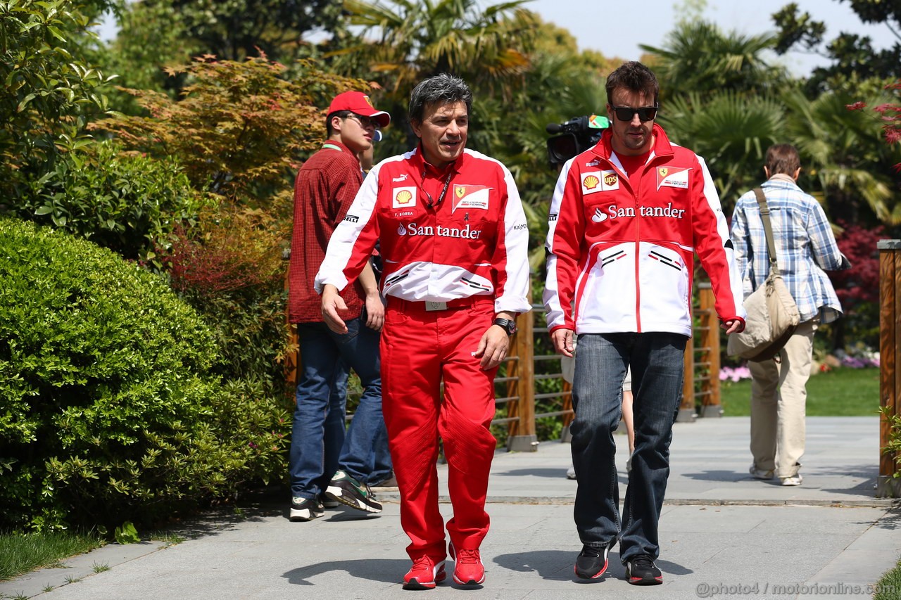 GP CINA, 13.04.2013- Prove Libere 3, Fabrizio Borra (ITA), physiotherapist of Fernando Alonso (ESP) e Fernando Alonso (ESP) Ferrari F138 
