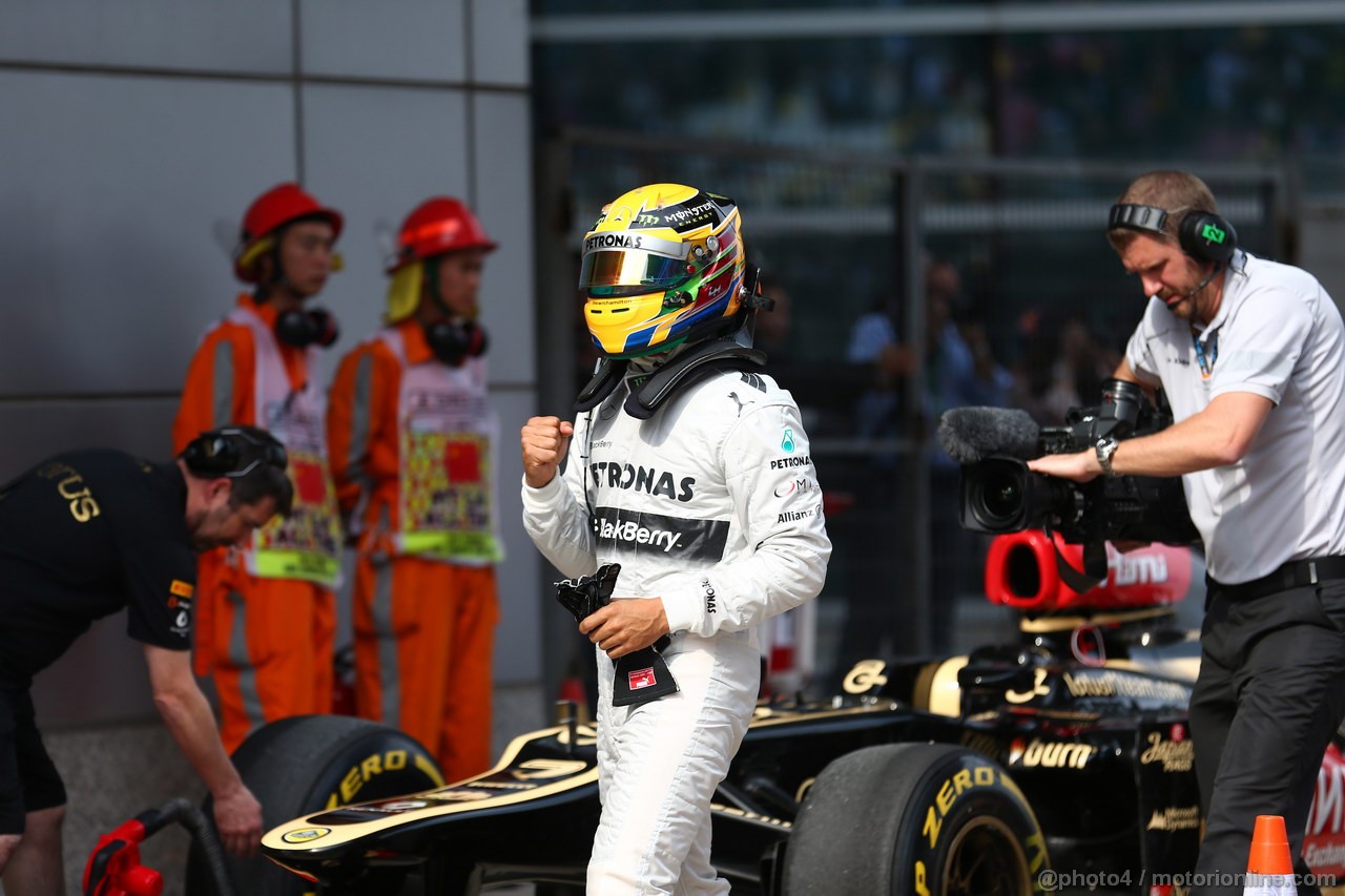 GP CINA, 13.04.2013- Qualifiche, Lewis Hamilton (GBR) Mercedes AMG F1 W04 pole position