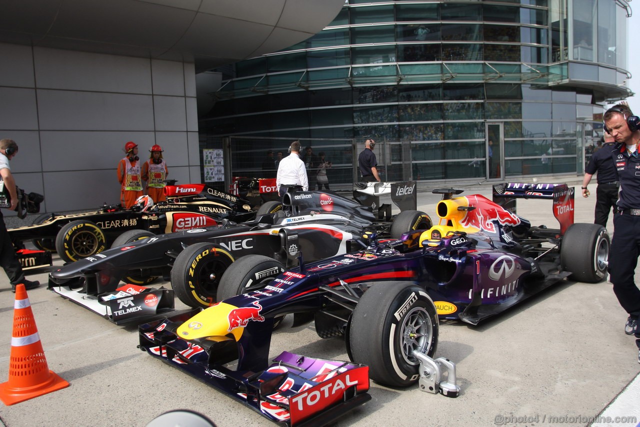 GP CINA, 13.04.2013- Qualifiche, (L-D) Luiz Razia (BRA), Marussia F1 TEAM MR02 Nico Hulkenberg (GER) Sauber F1 Team C32 e Sebastian Vettel (GER) Red Bull Racing RB9 