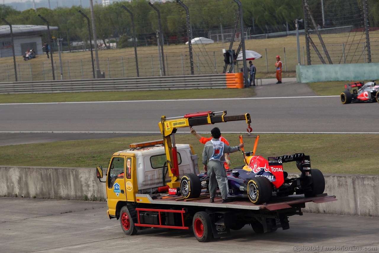 GP CINA, 13.04.2013- Qualifiche, The Red Bull Racing RB9 of Mark Webber (AUS) is recovered back to the pits on the back of a truck.