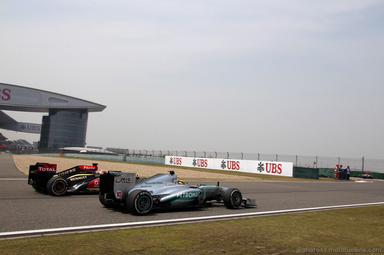 GP CINA, 12.04.2013- Prove Libere 1,Kimi Raikkonen (FIN) Lotus F1 Team E21 e Lewis Hamilton (GBR) Mercedes AMG F1 W04 