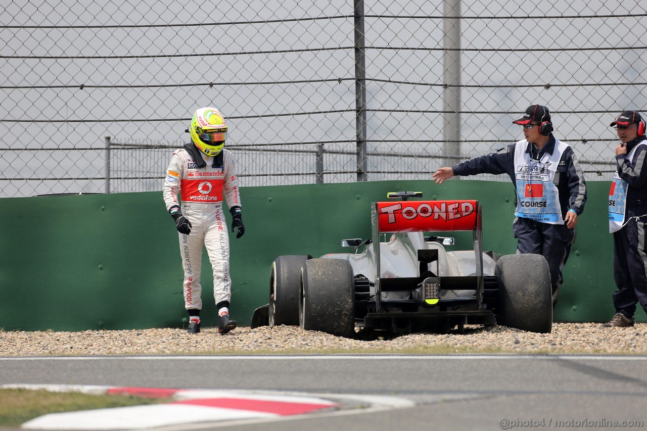 GP CINA, 12.04.2013- Prove Libere 1, Crash, Sergio Perez (MEX) McLaren MP4-28 