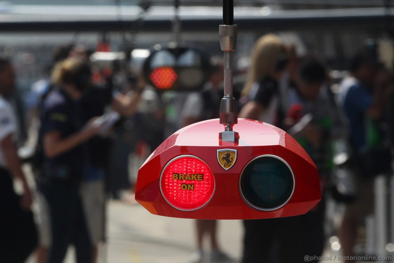 GP CINA, 12.04.2013- Prove Libere 2, Pit lane Atmosfera