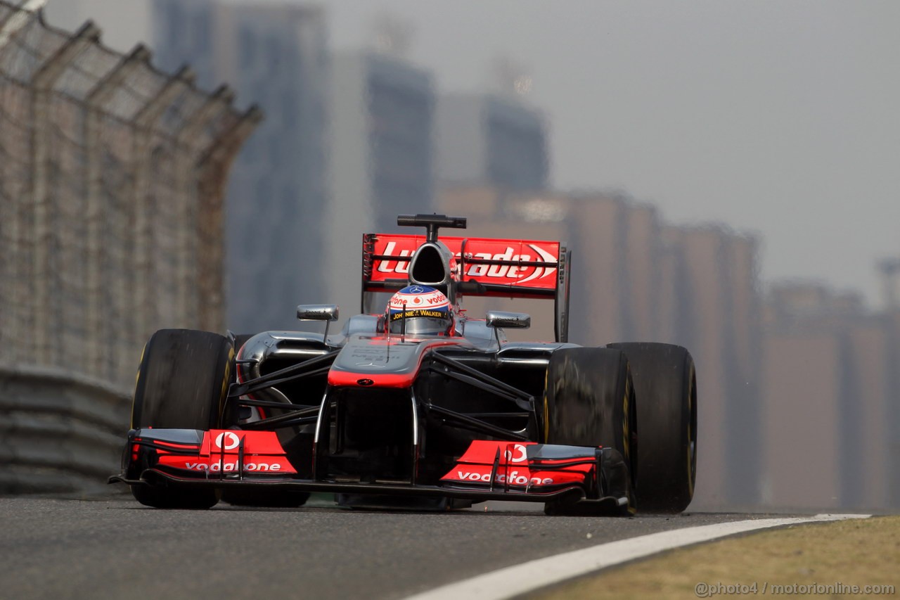 GP CINA, 12.04.2013- Prove Libere 2, Jenson Button (GBR) McLaren Mercedes MP4-28 with the front tyre daneged