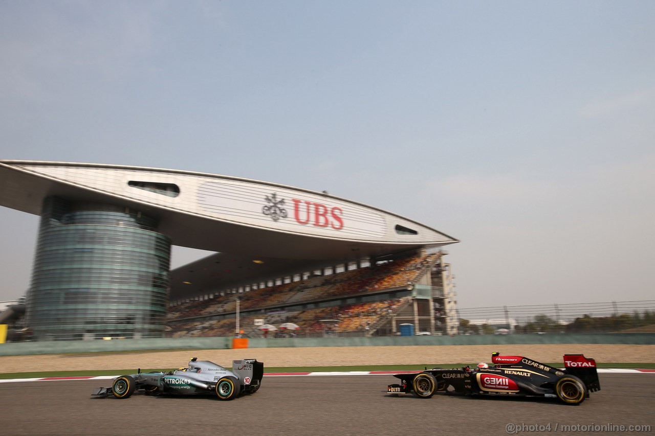 GP CINA, 12.04.2013- Prove Libere 2, Nico Rosberg (GER) Mercedes AMG F1 W04 e Romain Grosjean (FRA) Lotus F1 Team E21 