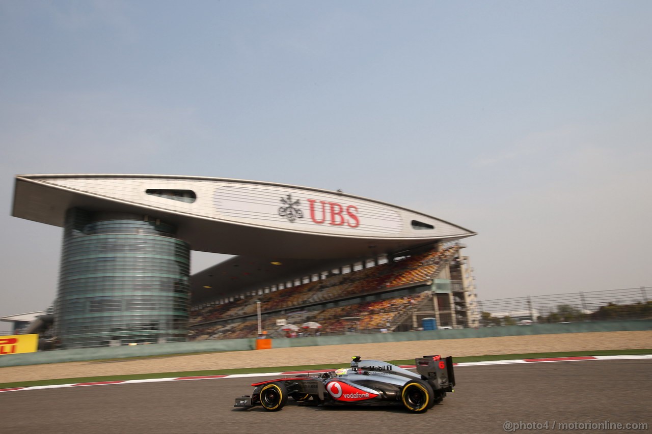 GP CINA, 12.04.2013- Prove Libere 2, Sergio Perez (MEX) McLaren MP4-28 