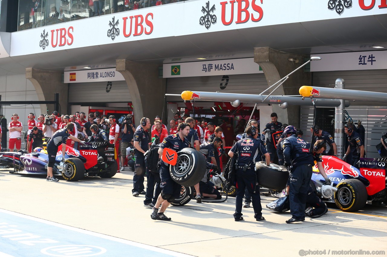 GP CINA, 12.04.2013- Prove Libere 2, Mark Webber (AUS) Red Bull Racing RB9 e Sebastian Vettel (GER) Red Bull Racing RB9 