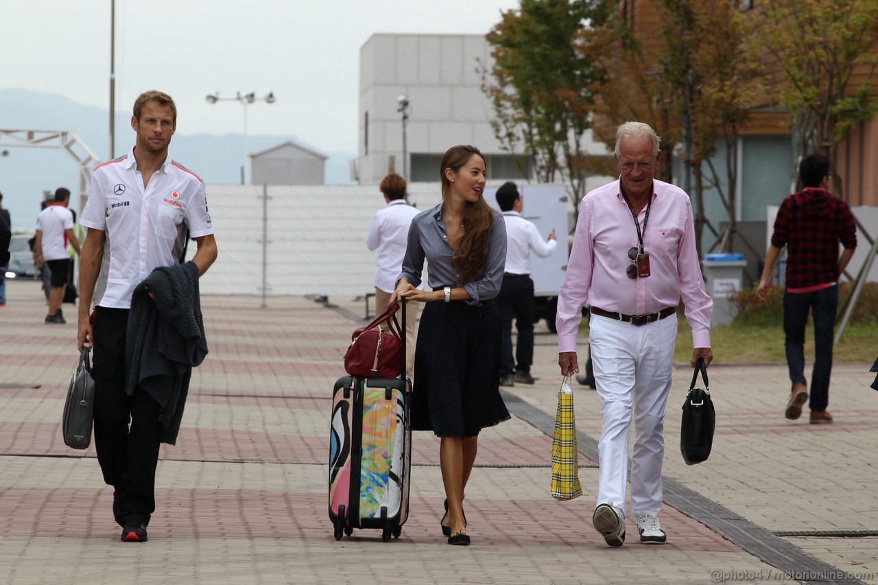 GP COREA, 06.10.2013- Jenson Button (GBR) McLaren Mercedes MP4-28 with Domenica Jessica Michibata (JPN) e his father  John Button (GBR) 