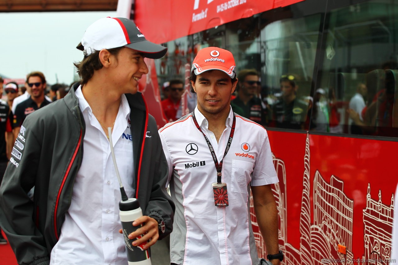 GP COREA, 06.10.2013- Driver parade, Esteban Gutierrez (MEX), Sauber F1 Team C32 e Sergio Perez (MEX) McLaren MP4-28