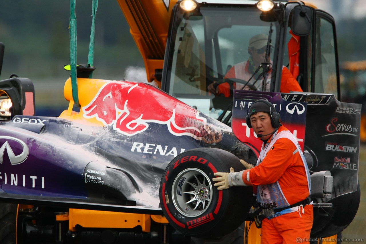 GP COREA, 06.10.2013- Gara, Mark Webber (AUS) Red Bull Racing RB9 Car afeter the accident