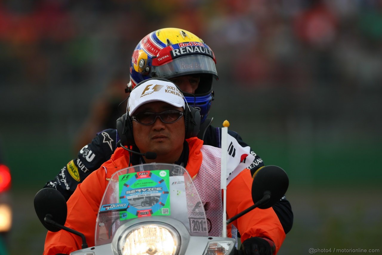 GP COREA, 06.10.2013- Gara, Mark Webber (AUS) Red Bull Racing RB9 return to the garage after the crash