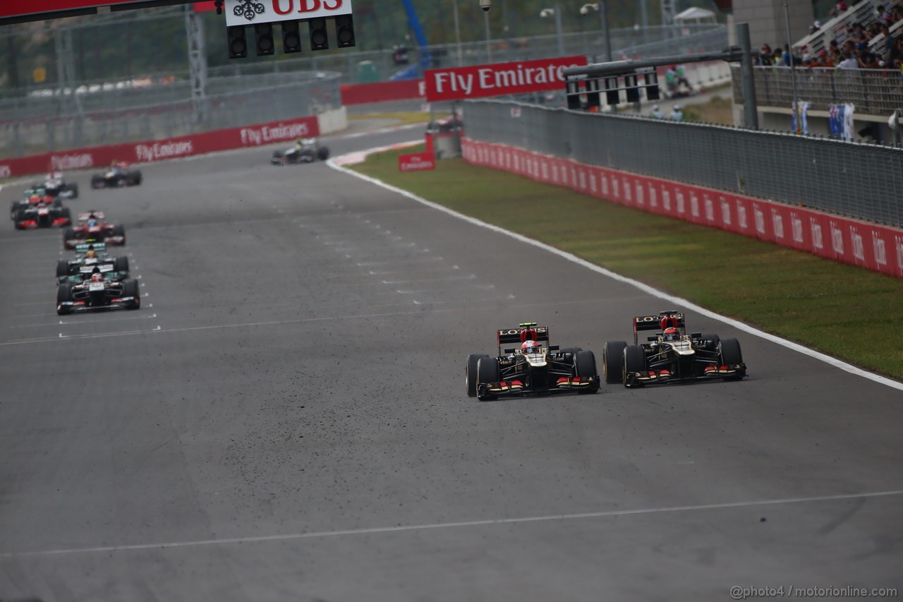 GP COREA, 06.10.2013- Gara,Kimi Raikkonen (FIN) Lotus F1 Team E21 overtakes  Romain Grosjean (FRA) Lotus F1 Team E213