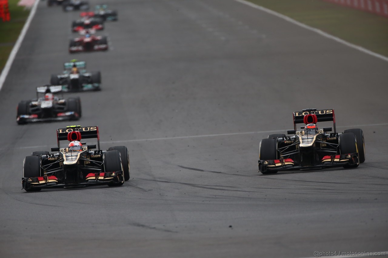 GP COREA, 06.10.2013- Gara,Kimi Raikkonen (FIN) Lotus F1 Team E21 overtakes  Romain Grosjean (FRA) Lotus F1 Team E213