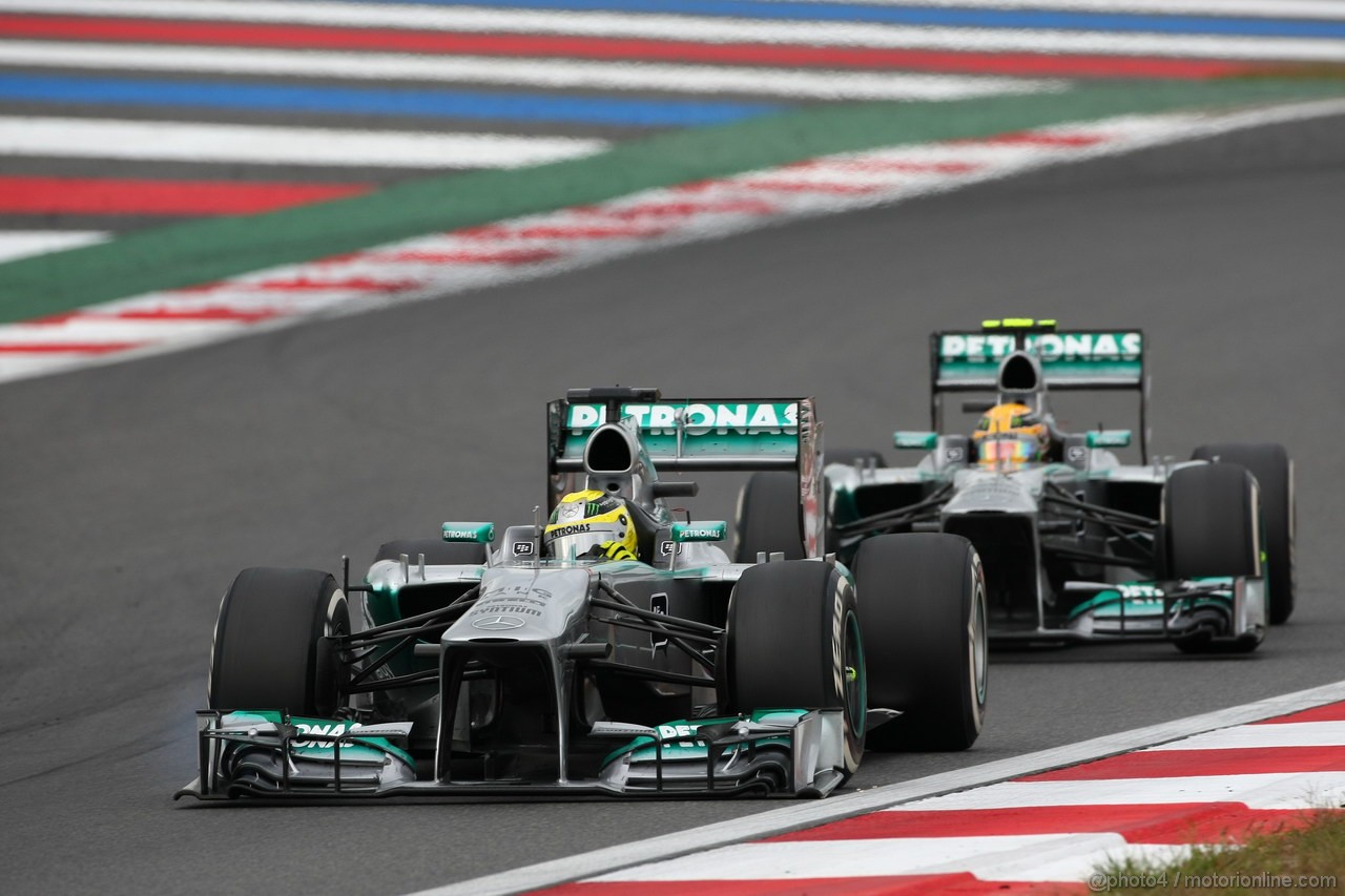 GP COREA, 06.10.2013- Gara, Nico Rosberg (GER) Mercedes AMG F1 W04 with broken Frontal Wing