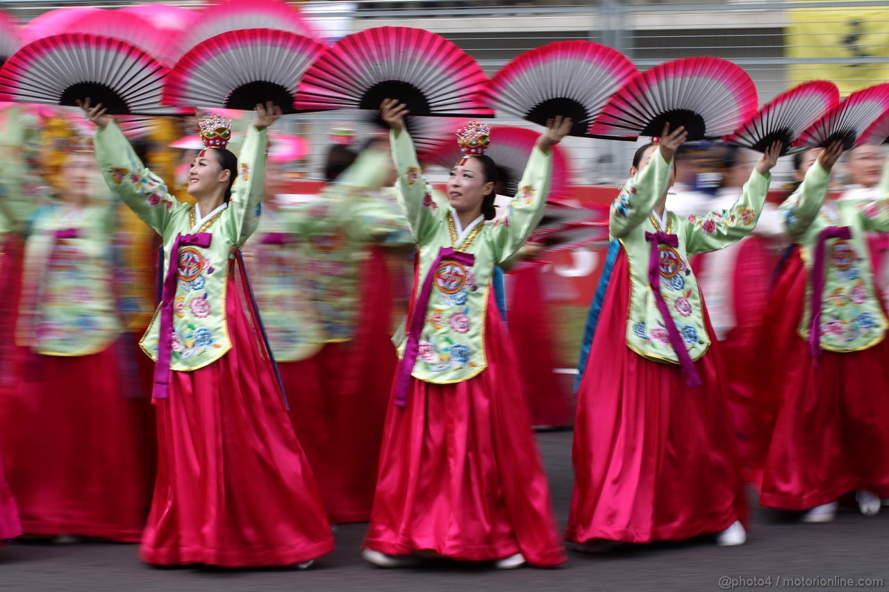 GP COREA, 06.10.2013- Pre Gara Show, girls in typical Korean dress