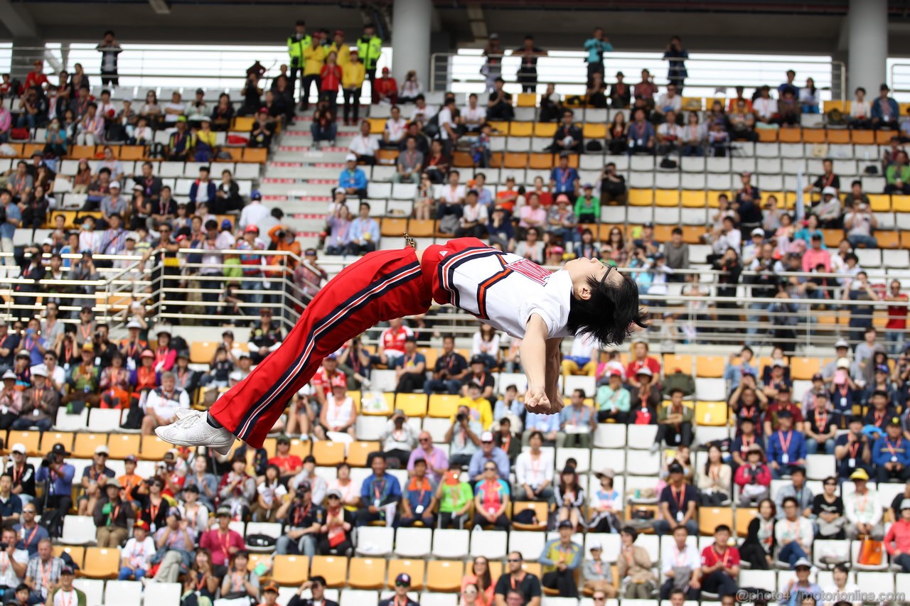 GP COREA, 06.10.2013- Pre Gara Show, acrobat