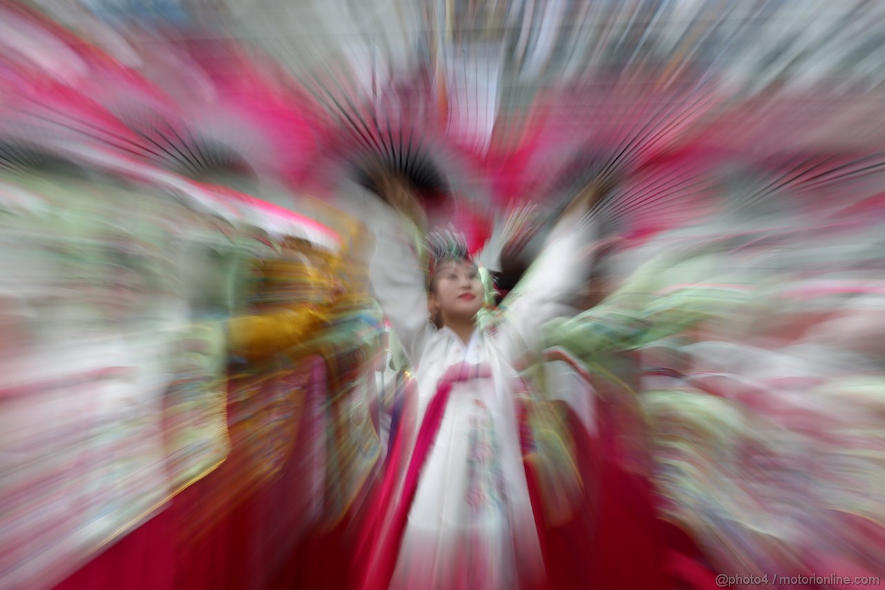 GP COREA, 06.10.2013- Pre Gara Show, girls in typical Korean dress