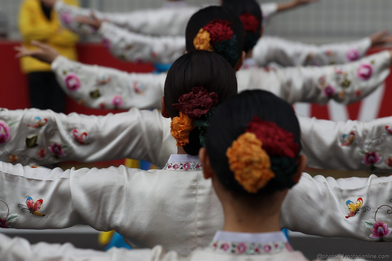 GP COREA, 06.10.2013- Pre Gara Show, girls in typical Korean dress