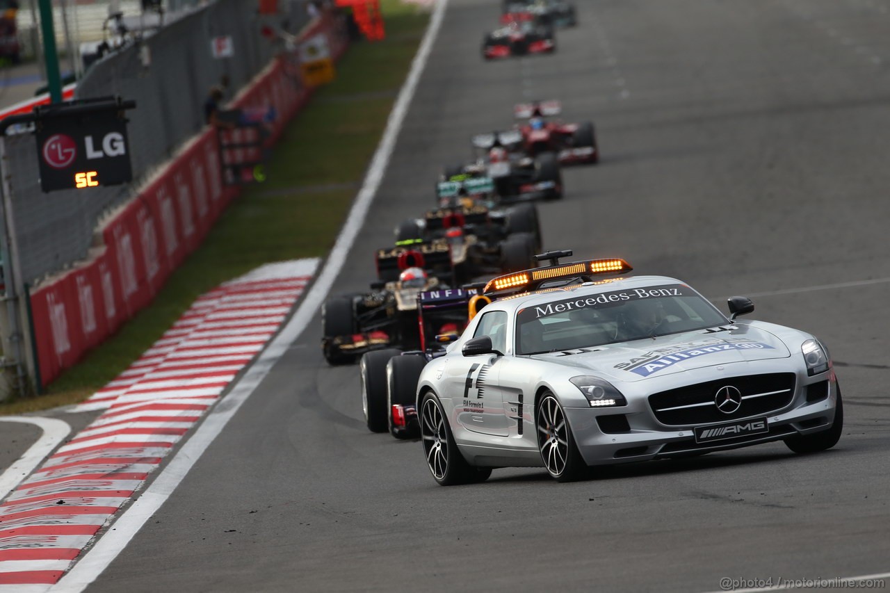 GP COREA, 06.10.2013- Gara, The Safety Car Mercedes SLS lead the group