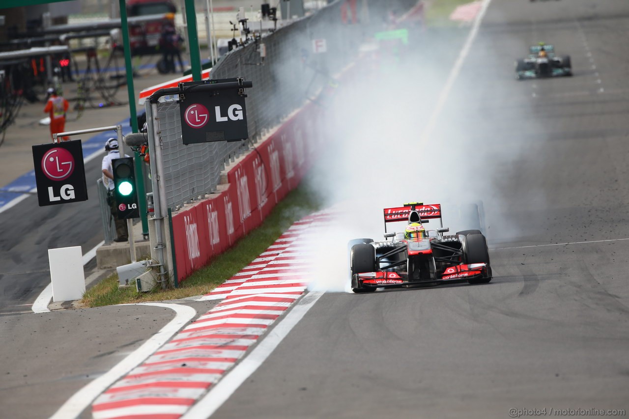 GP COREA, 06.10.2013- Gara, Sergio Perez (MEX) McLaren MP4-28 with tire Problem