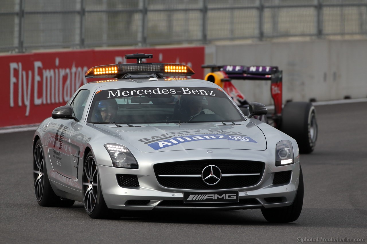 GP COREA, 06.10.2013- Gara, The Safety Car Mercedes SLS lead the group