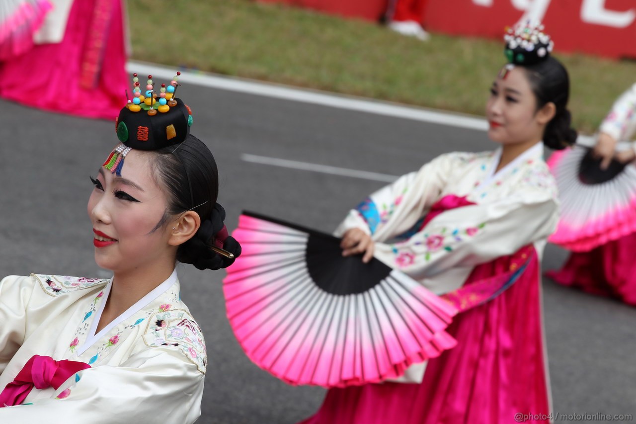 GP COREA, 06.10.2013- Pre Gara Show, girls in typical Korean dress