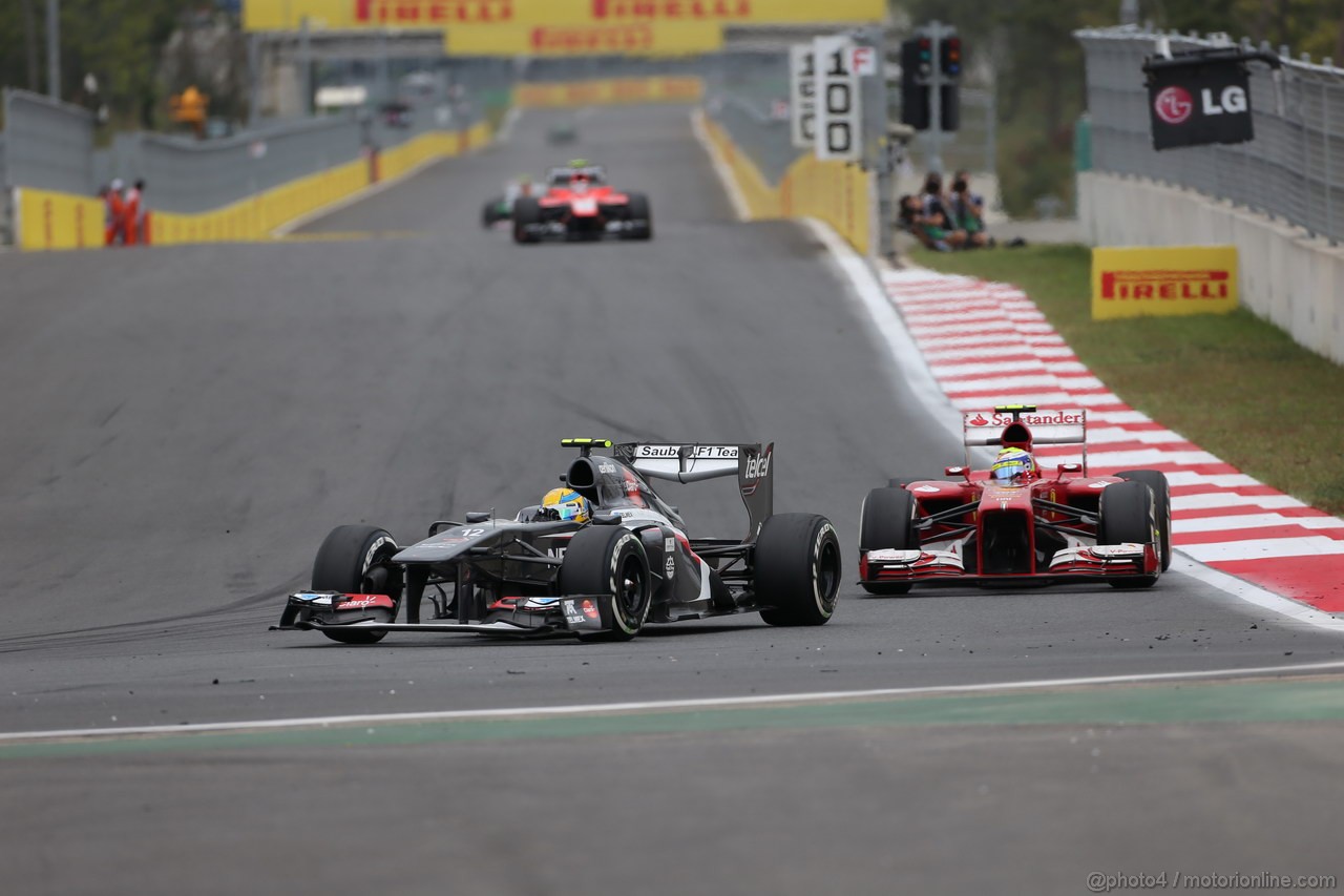 GP COREA, 06.10.2013- Gara,Esteban Gutierrez (MEX), Sauber F1 Team C32 overtakes Felipe Massa (BRA) Ferrari F138