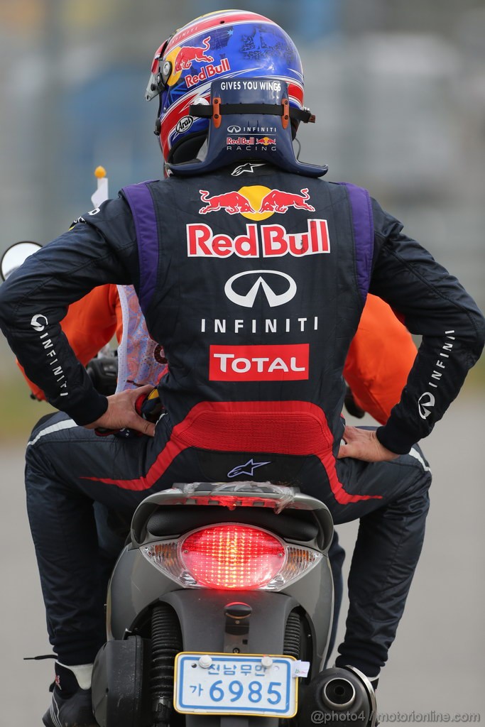 GP COREA, 06.10.2013- Gara, Mark Webber (AUS) Red Bull Racing RB9 returns to the garage after the crash