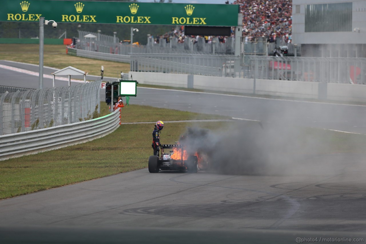 GP COREA, 06.10.2013- Gara, fire on Mark Webber (AUS) Red Bull Racing RB9 car