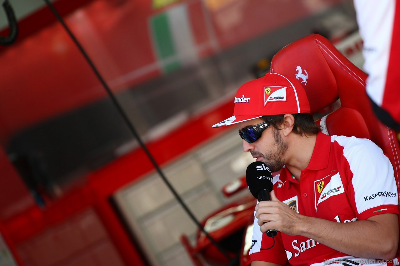 GP COREA, 03.10.2013- Fernando Alonso (ESP) Ferrari F138 during a tv interview
