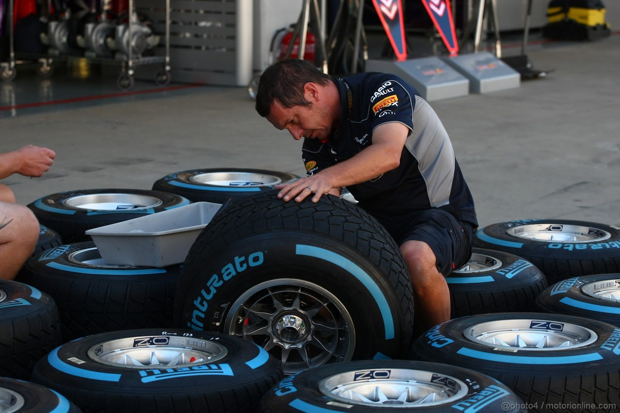 GP COREA, 03.10.2013- Redbull F1 mechanic is preparing tires