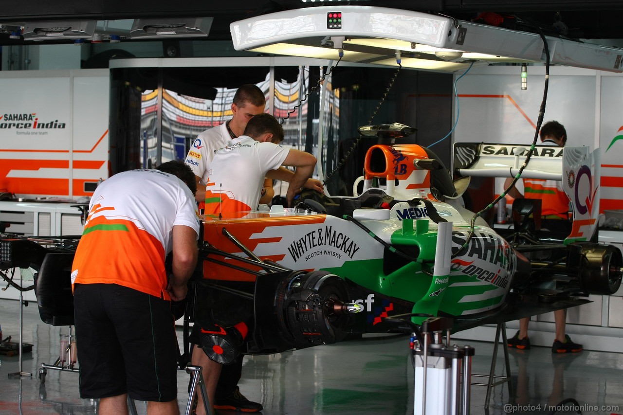 GP COREA, 03.10.2013- Force India Mechanics at works