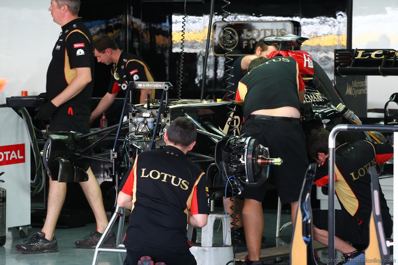 GP COREA, 03.10.2013- Lotus meccanici are working on the car