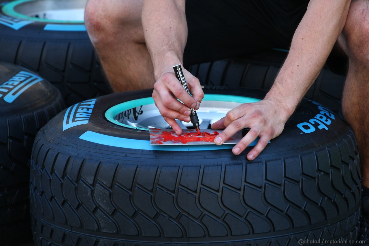 GP COREA, 03.10.2013- Mercedes mechanic is marking Pirelli tires of Nico Rosberg (GER) Mercedes AMG F1 W04