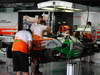 GP COREA, 03.10.2013- Force India Mechanics at works
