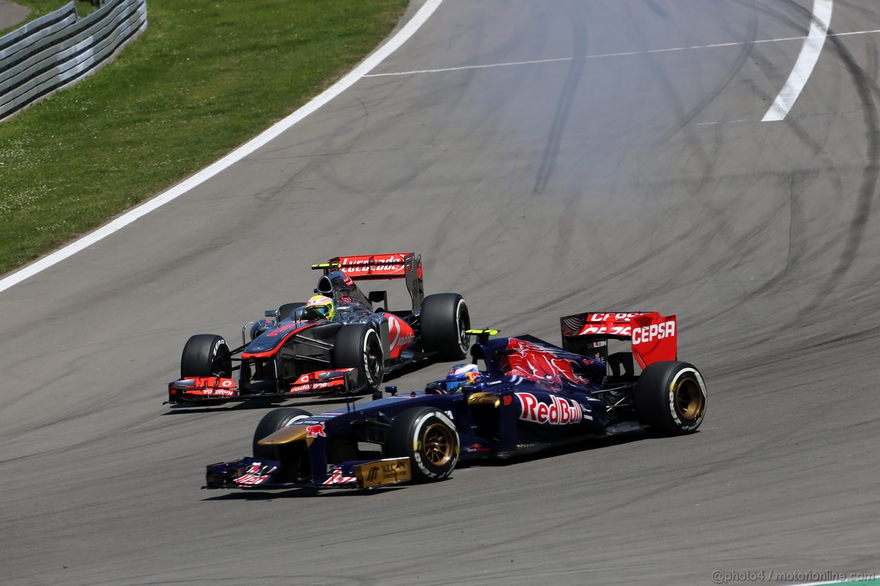 GP GERMANIA, 07.07.2013-  Gara, Sergio Perez (MEX) McLaren MP4-28 e Daniel Ricciardo (AUS) Scuderia Toro Rosso STR8 