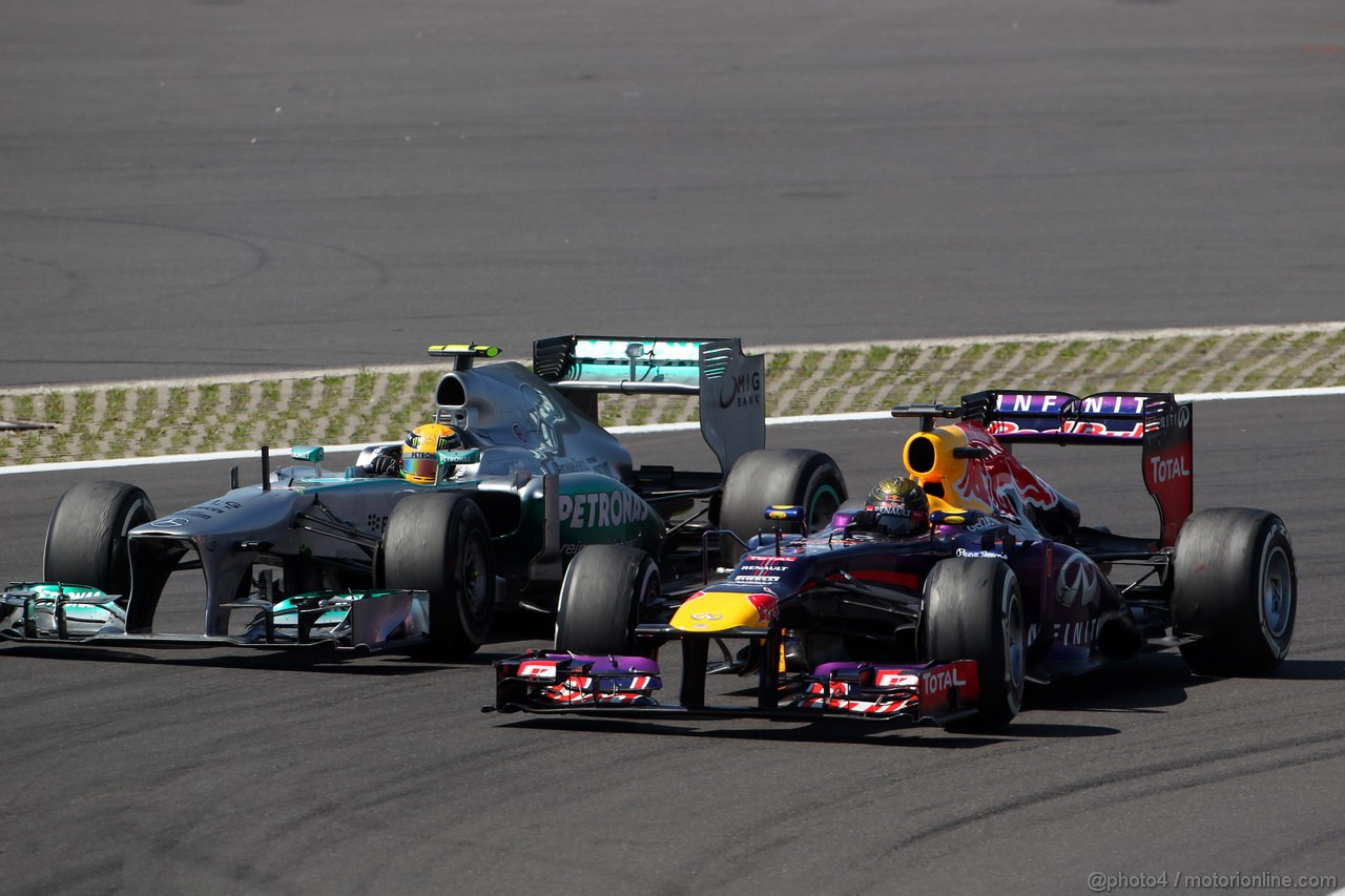 GP GERMANIA, 07.07.2013-  Gara, Sebastian Vettel (GER) Red Bull Racing RB9 pass Lewis Hamilton (GBR) Mercedes AMG F1 W04 