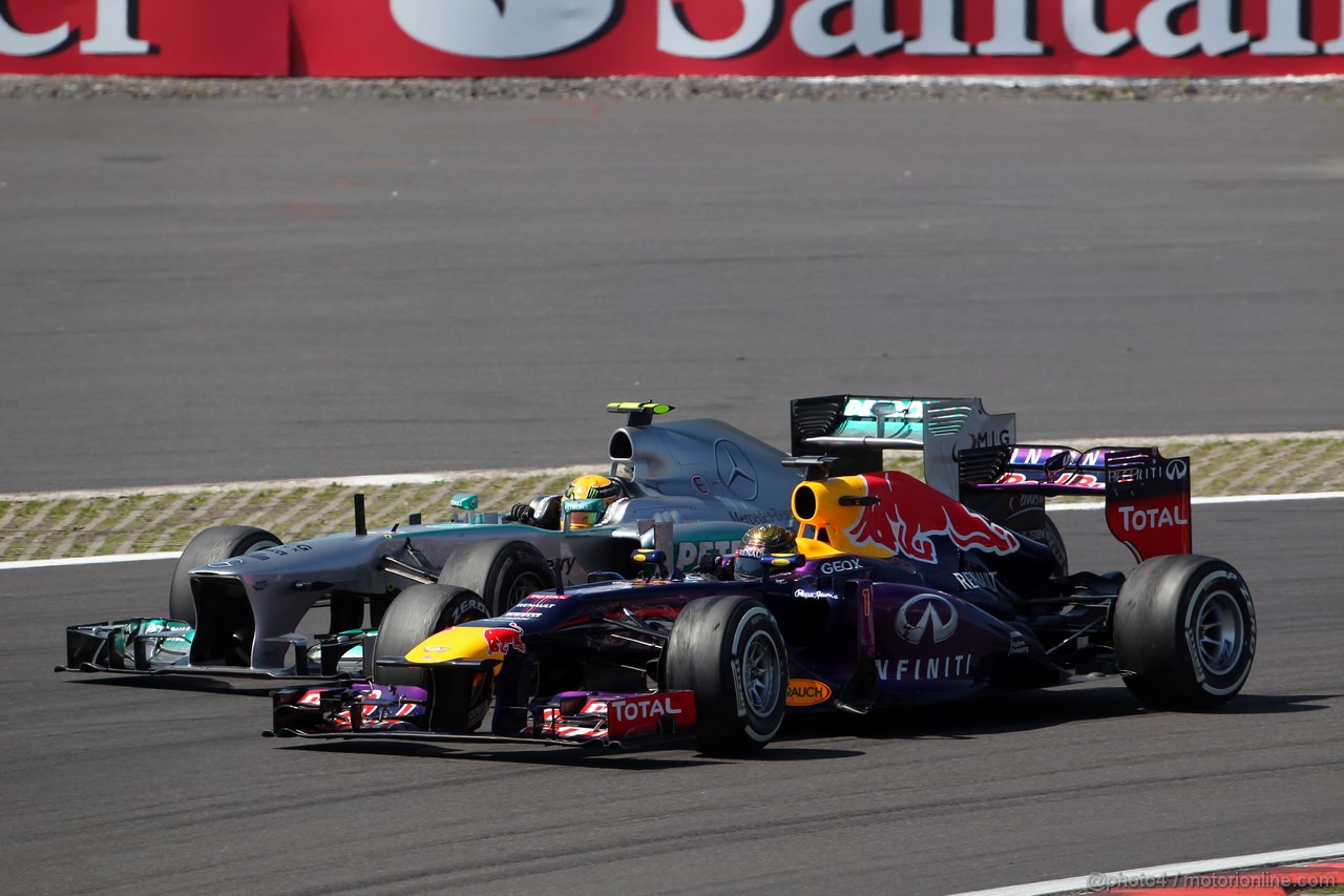 GP GERMANIA, 07.07.2013-  Gara, Sebastian Vettel (GER) Red Bull Racing RB9 pass Lewis Hamilton (GBR) Mercedes AMG F1 W04