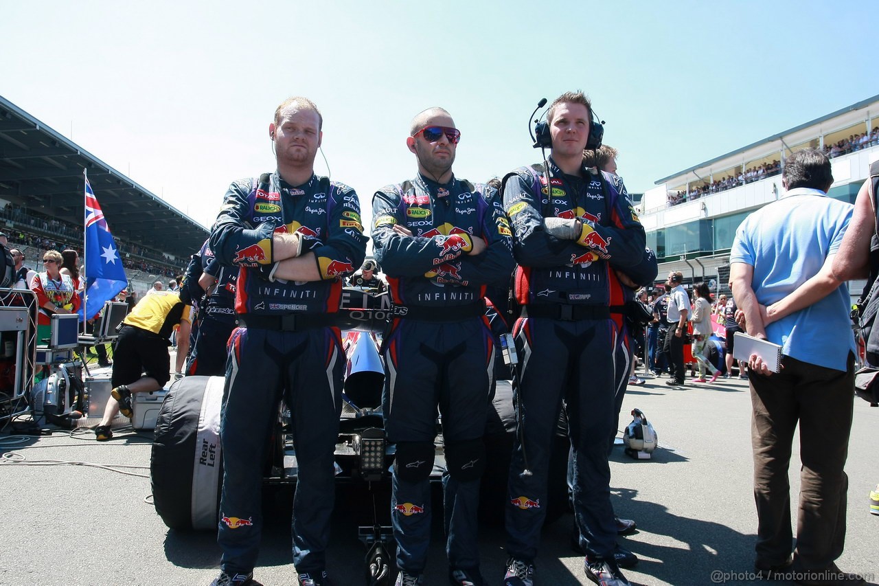 GP GERMANIA, 07.07.2013-  Gara, Mechanics red Bull in the grid