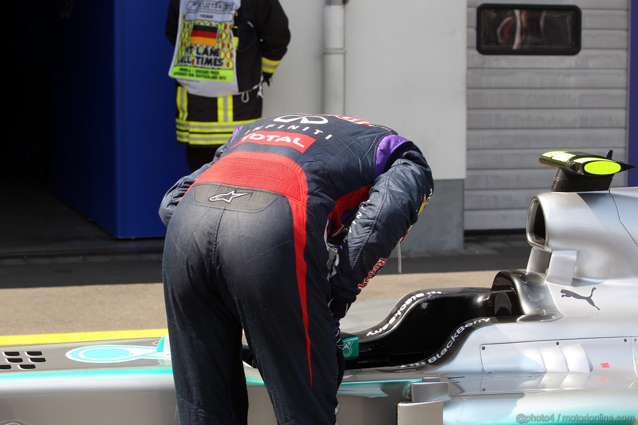 GP GERMANIA, 06.07.2013- Qualifiche, Mark Webber (AUS) Red Bull Racing RB9 looks the car of Lewis Hamilton (GBR) Mercedes AMG F1 W04 