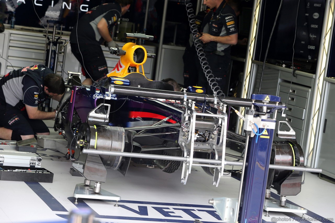 GP GERMANIA, 05.07.2013- Mechanics work on the car of Sebastian Vettel (GER) Red Bull Racing RB9 