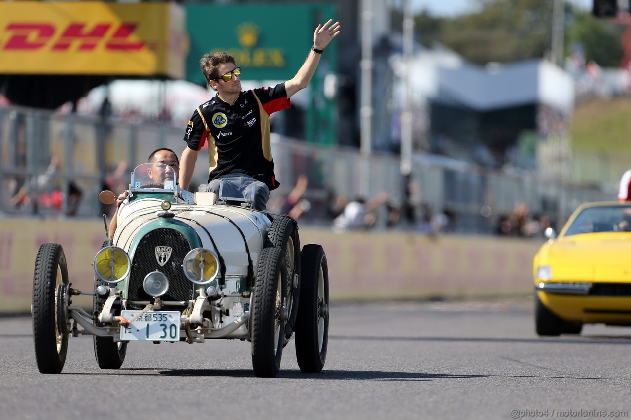 GP GIAPPONE, 13.10.2013- Romain Grosjean (FRA) Lotus F1 Team E21 at drivers parade  