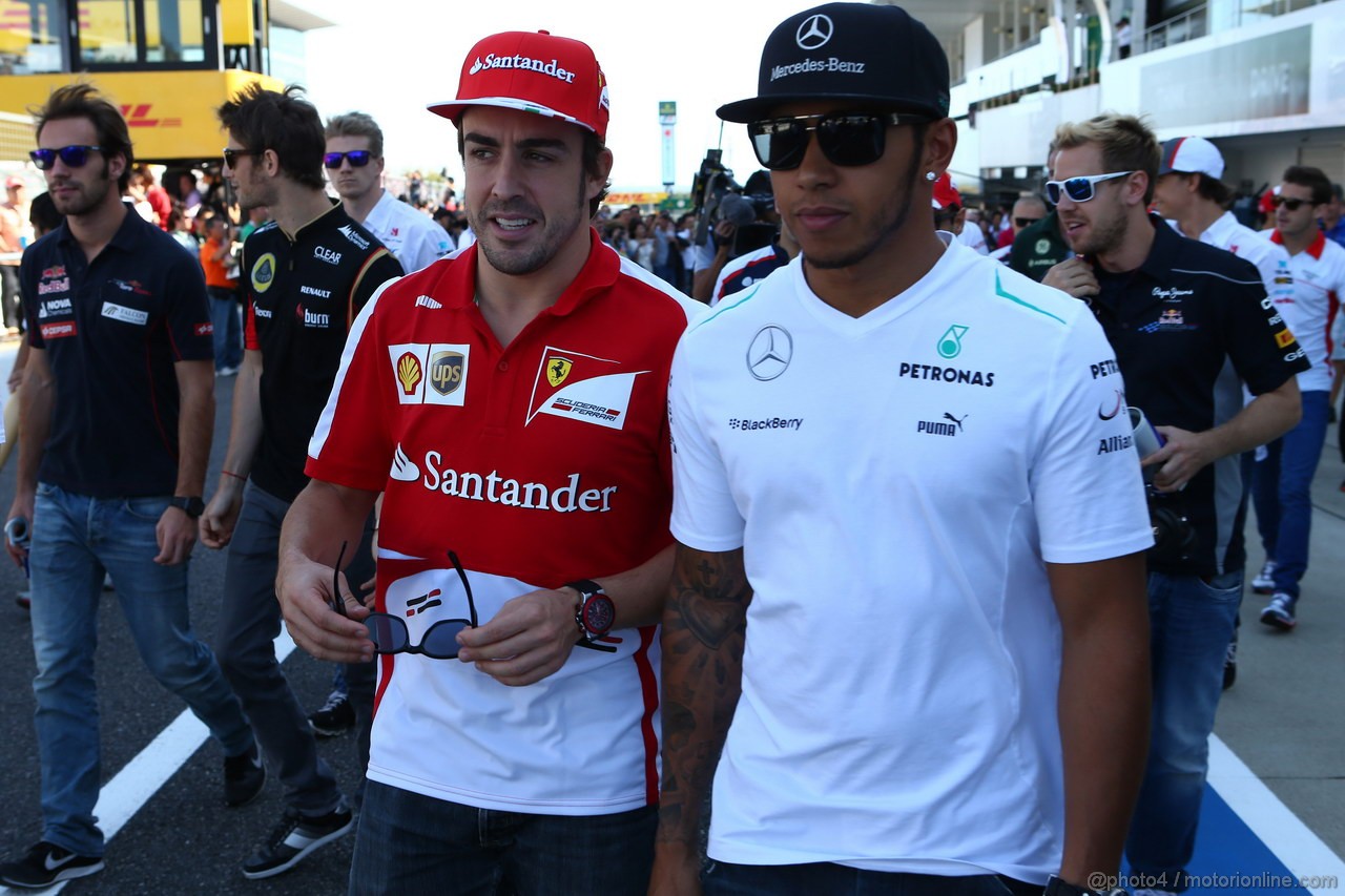 GP GIAPPONE, 13.10.2013- Fernando Alonso (ESP) Ferrari F138 e Lewis Hamilton (GBR) Mercedes AMG F1 W04 