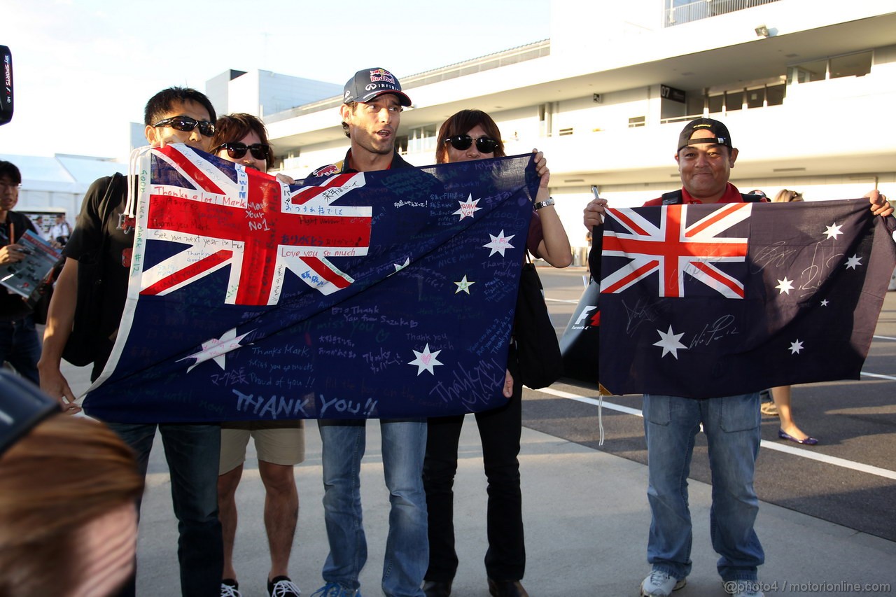 GP GIAPPONE, 13.10.2013- Mark Webber (AUS) Red Bull Racing RB9 with fans