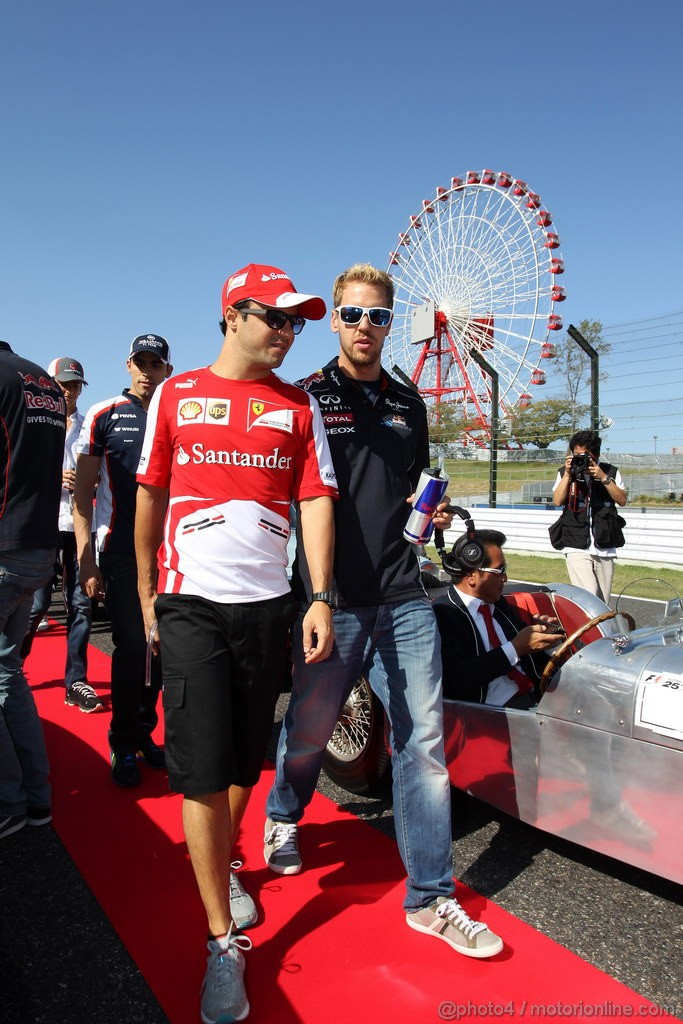GP GIAPPONE, 13.10.2013- Felipe Massa (BRA) Ferrari F138 e Sebastian Vettel (GER) Red Bull Racing RB9 