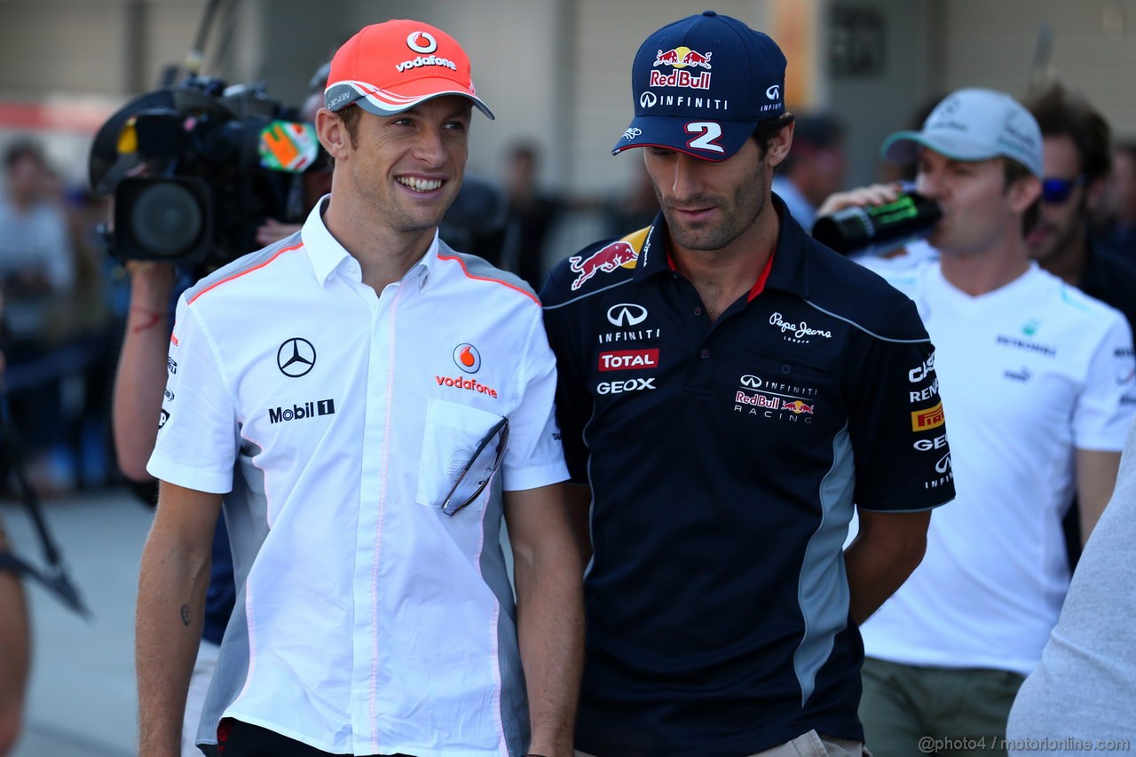 GP GIAPPONE, 13.10.2013- Jenson Button (GBR) McLaren Mercedes MP4-28 e Mark Webber (AUS) Red Bull Racing RB9 