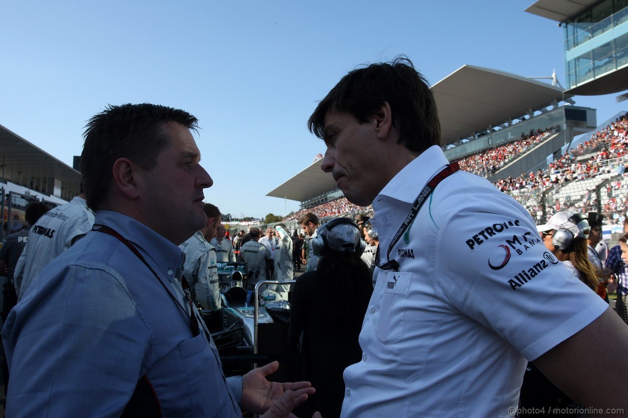 GP GIAPPONE, 13.10.2013- Gara, Paul Hembery, Pirelli Motorspor Director e Toto Wolff (GER) Mercedes AMG F1 Shareholder e Executive Director 