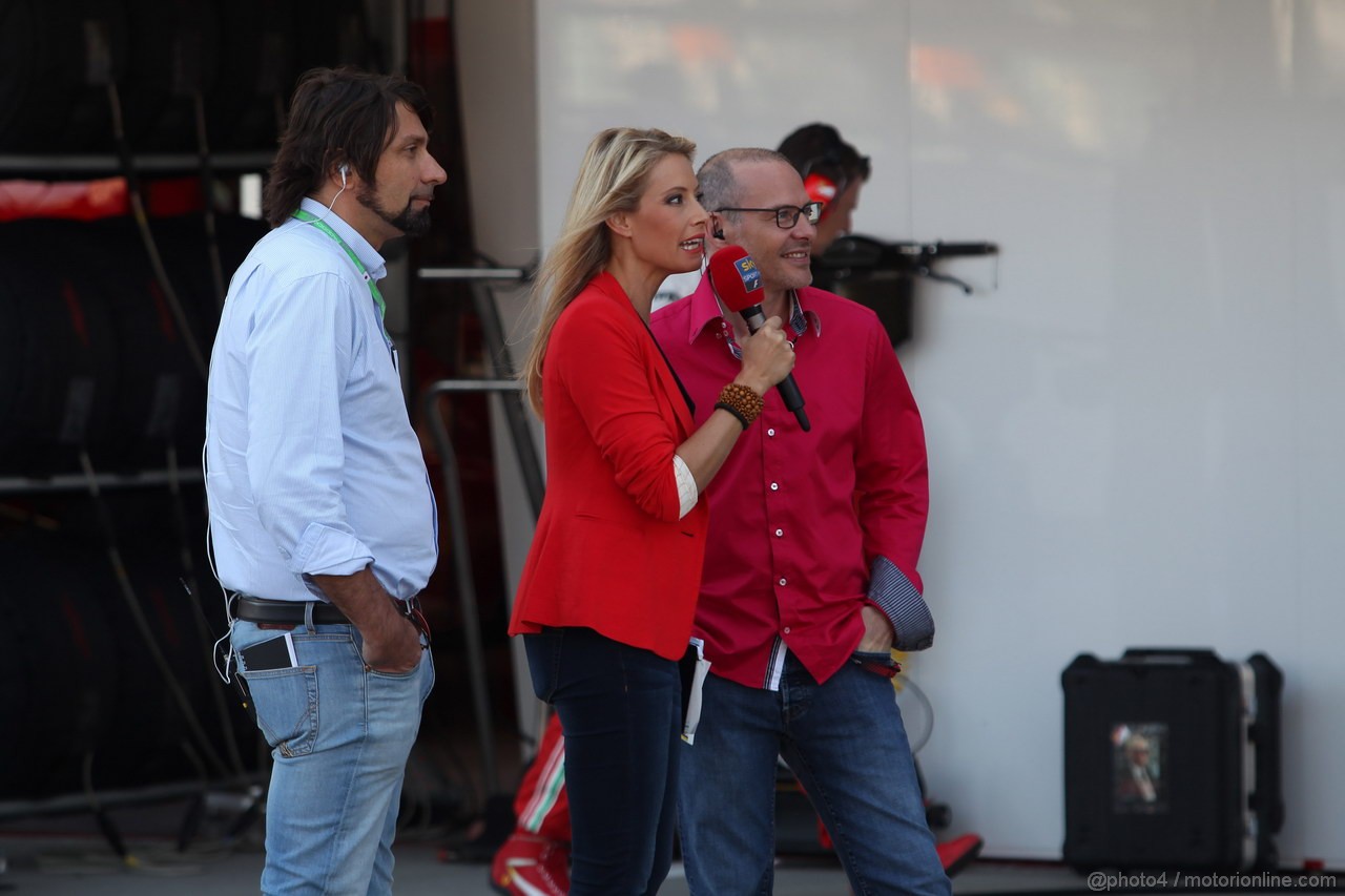 GP GIAPPONE, 13.10.2013- Gara, Sarah Winkhaus (ITA), SKY TV e Jacques Villeneuve (CAN) 